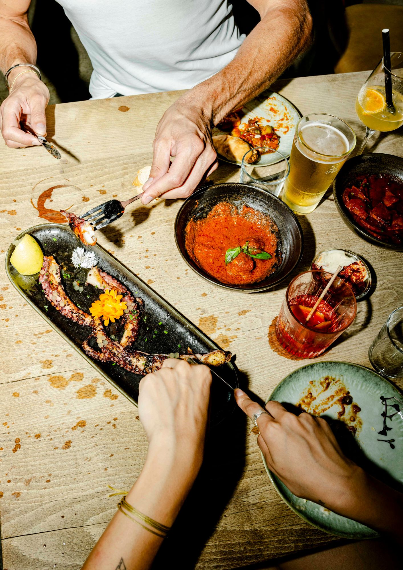 Zwei Menschen geniessen die neuen Tapas in der Amboss Rampe.